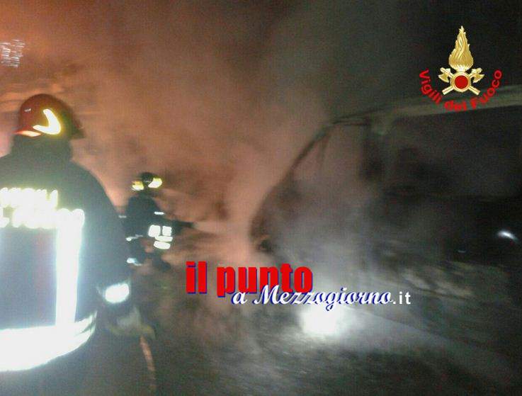 Auto in fiamme a Vico nel Lazio, centro storico rallenta i vigili del fuoco