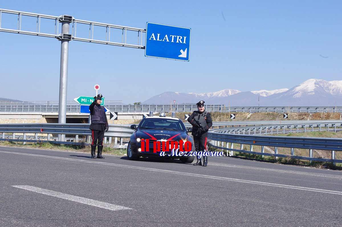 Tentano la fuga in A1, ma finiscono fuori strada e per i due campani scattano le manette dei Carabinieri