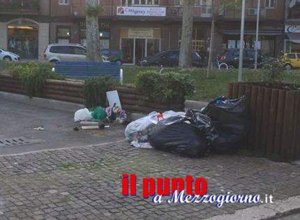 Immondizia “fuori orario”, cumuli di rifiuti per le strade di Cassino