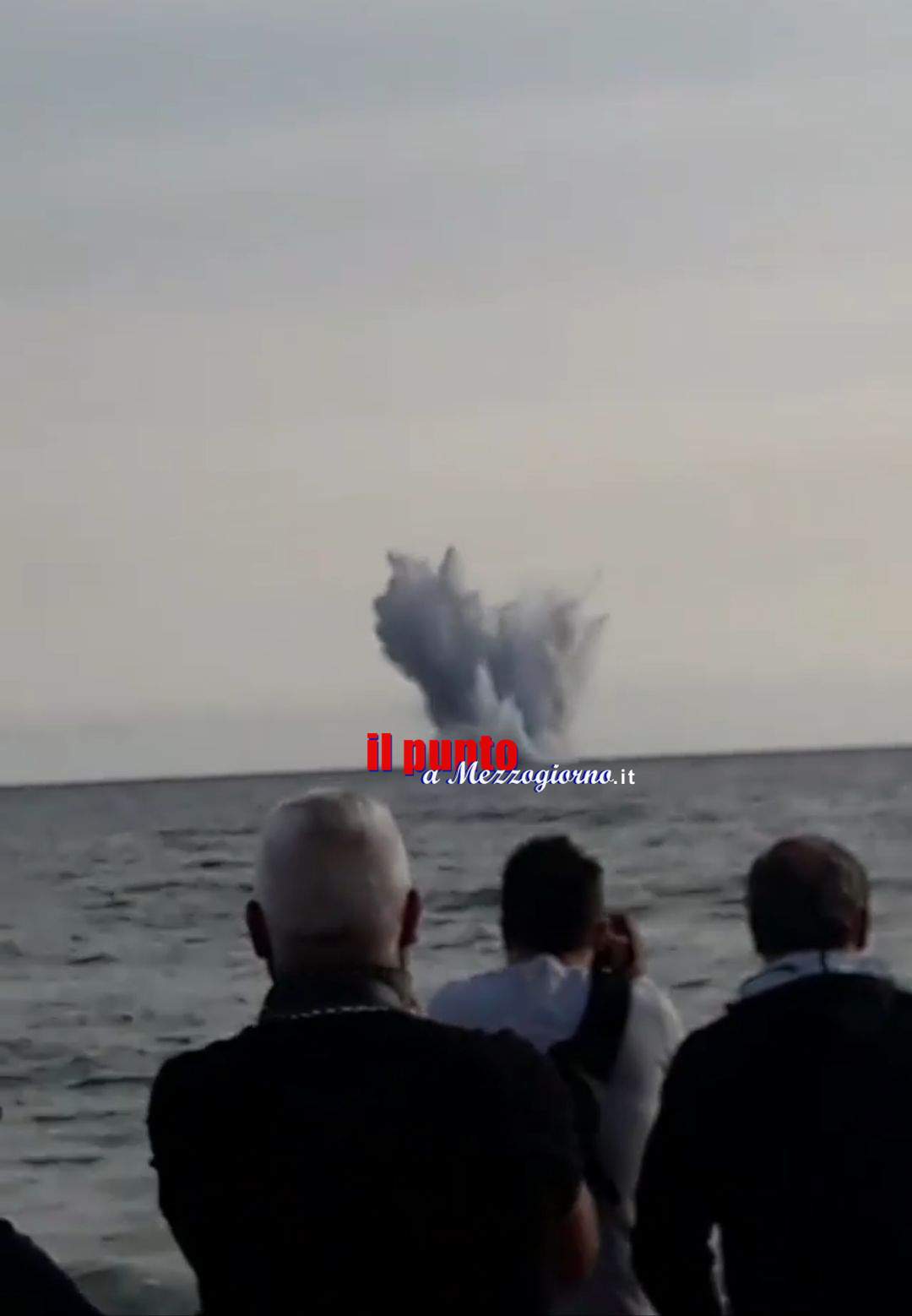 Terracina: Air show, aereo cade in mare. Due piloti dispersi. Shock tra il pubblico. Video