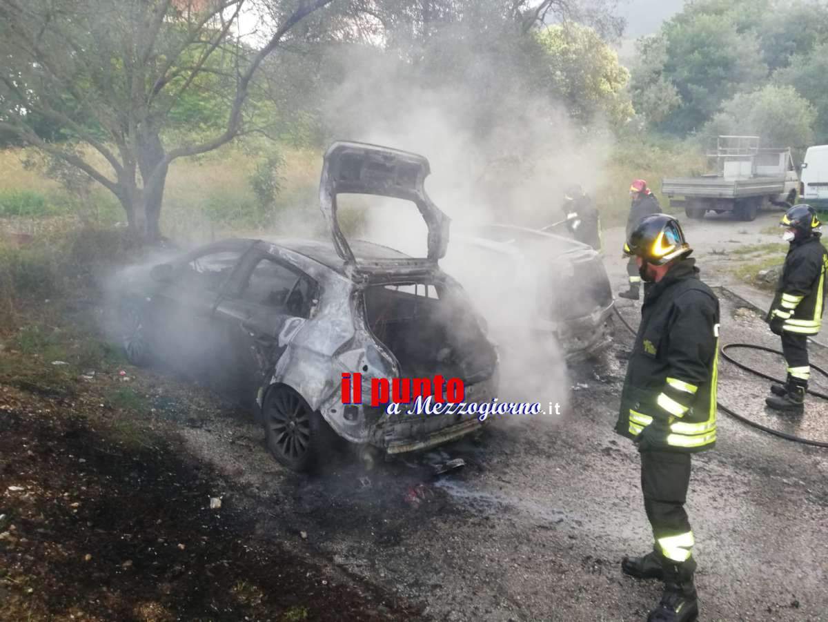 Auto in fiamme a Piedimonte, due vetture distrutte davanti ad una casa