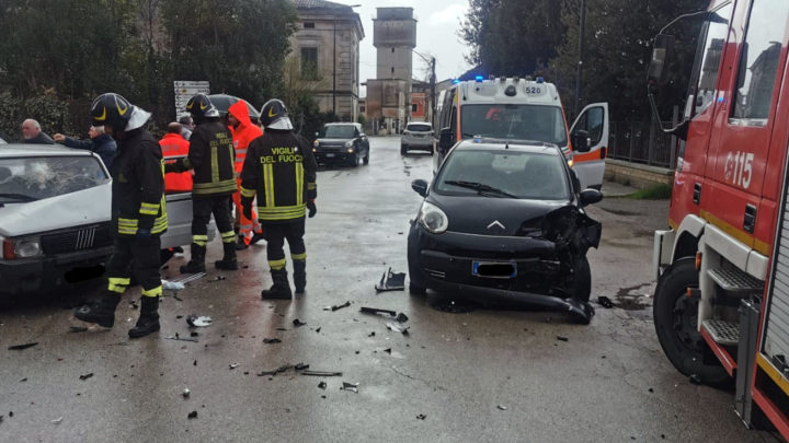 Incidente stradale in via Roma ad Aquino, tre feriti