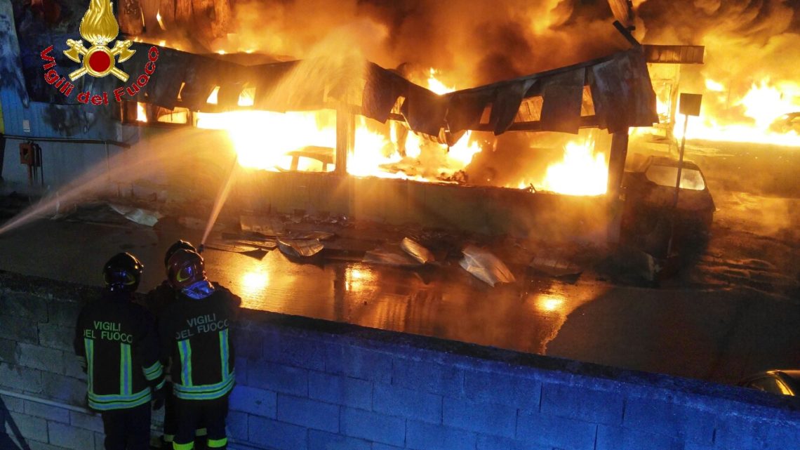 Grosso incendio in un deposito Giudiziario nella zona industriale di Teverola