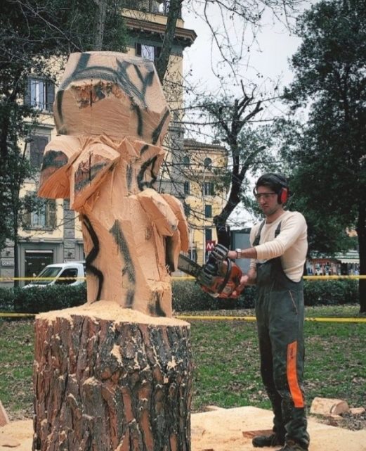 Un tronco diventa fiore in piazza Re di Roma per ricordare Pamela Mastropietro