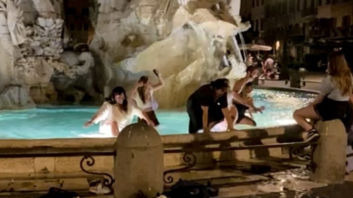 Roma – Gruppo di ragazzi nella fontana dei Quattro Fiumi a Piazza Navona, fermati dalla polizia locale