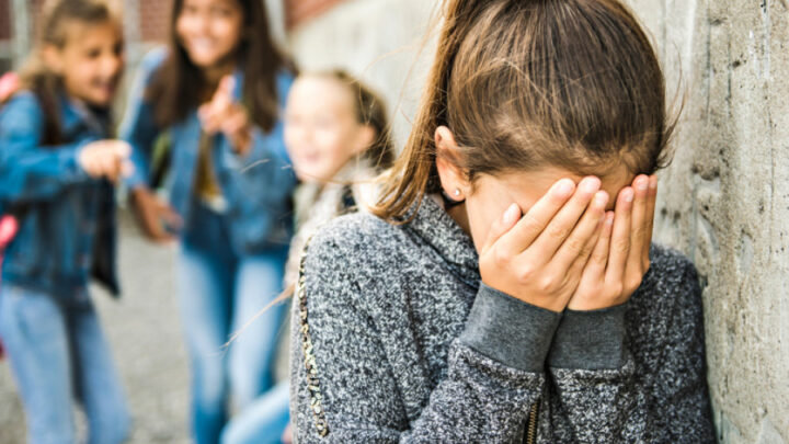 Bullizzata per mesi sui social da quindici adolescenti. Scatta l’accusa di stalking e istigazione al suicidio