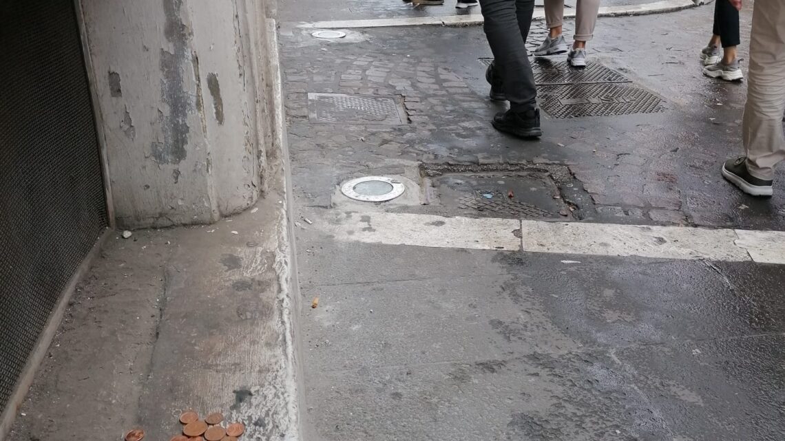 Soldi in strada a Roma, ma nessuno li raccoglie