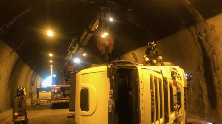 Tir ribaltato in galleria, strada riaperta al traffico tra Venafro e San Pietro Infine