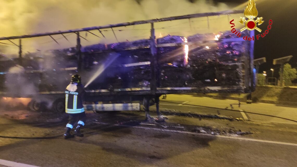 Tir in fiamme nell’area di servizio sull’autostrada A1 a Teano
