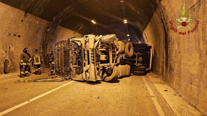 Tir si ribalta in galleria, chiusa la strada tra San Pietro Infine e Venafro