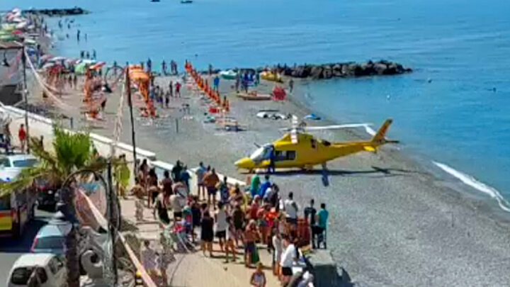 Dramma in spiaggia, anziano colto da malore mentre fa il bagno, atterra eliambulanza, inutili i soccorsi