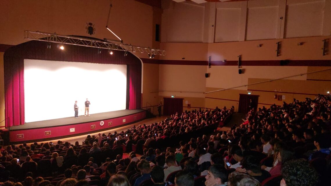 Standing ovation al “Manzoni” per Matteo Garrone. Il regista di “Io Capitano”, ha risposto alle domande del pubblico