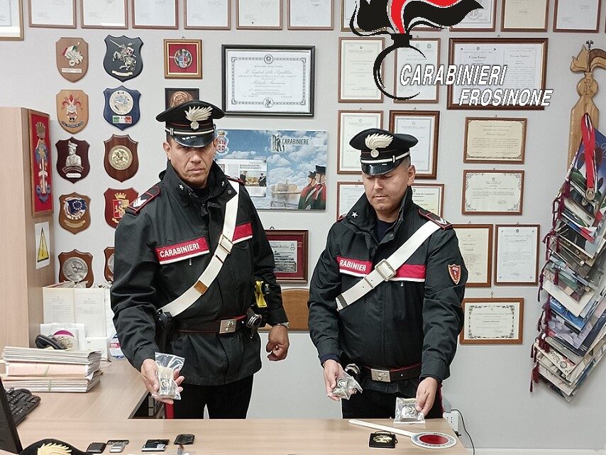Cassino – Viaggiava con 15 panetti di hashish e 22 dosi di cocaina, arrestato