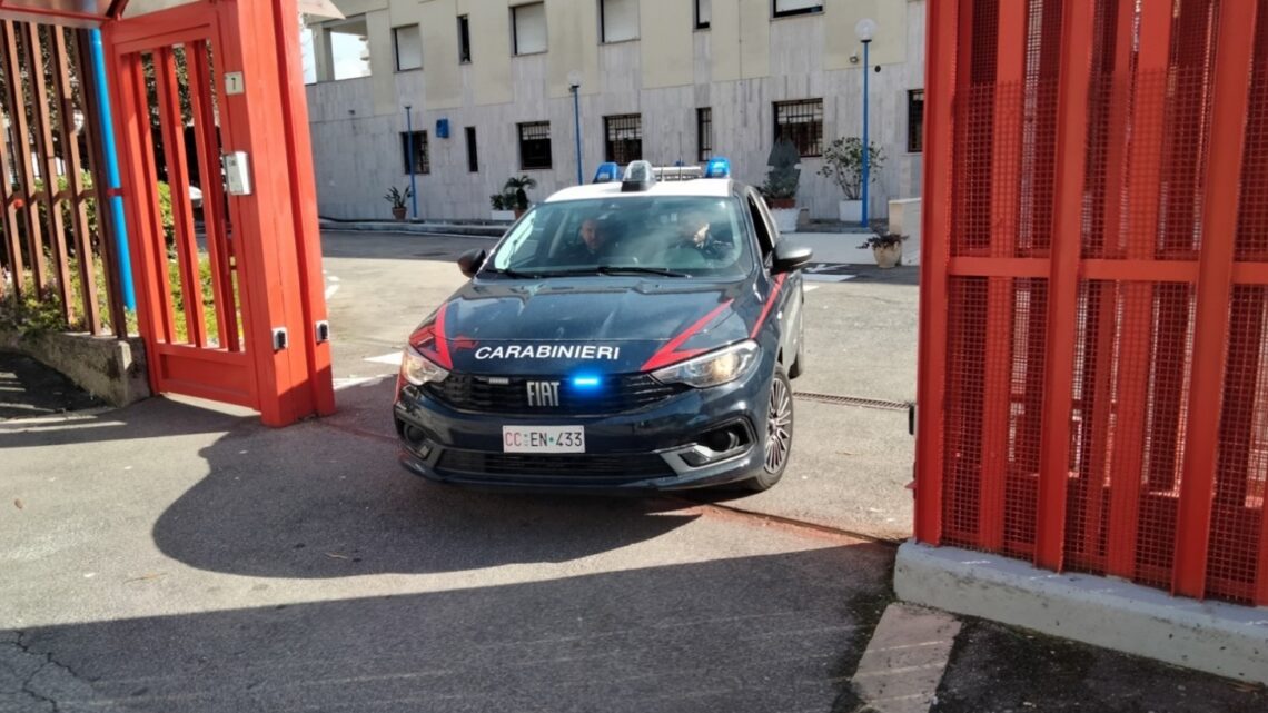 Asportava materiale e parti di infissi da una struttura comunale, arrestato dai carabinieri