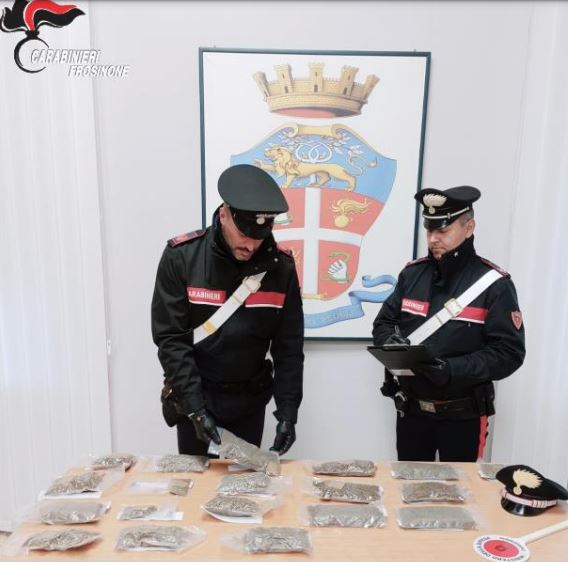 A spasso in bicicletta a Cassino con due chili di marijuana, arrestato 36enne