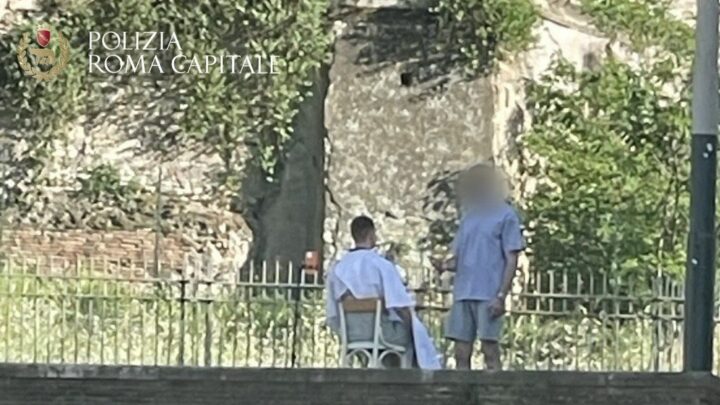 Si finge barbiere e si fa riprendere con un cellulare davanti al Colosseo, multato della Polizia Locale