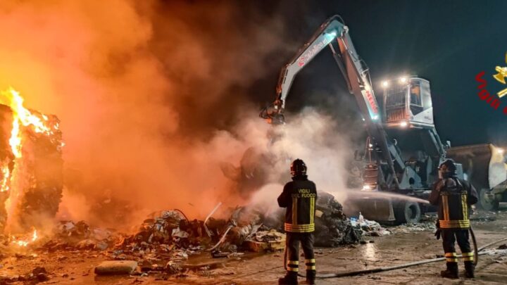 Azienda di rifiuti in fiamme a Ceprano, vigili del fuoco al lavoro per messa in sicurezza