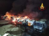 In fiamme 8 mezzi raccolta rifiuti a San Felice Circeo, indagini in corso