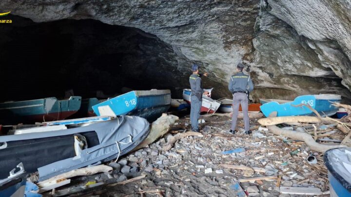 Discarica di natanti nella grotta a Ponza, tre denunciati
