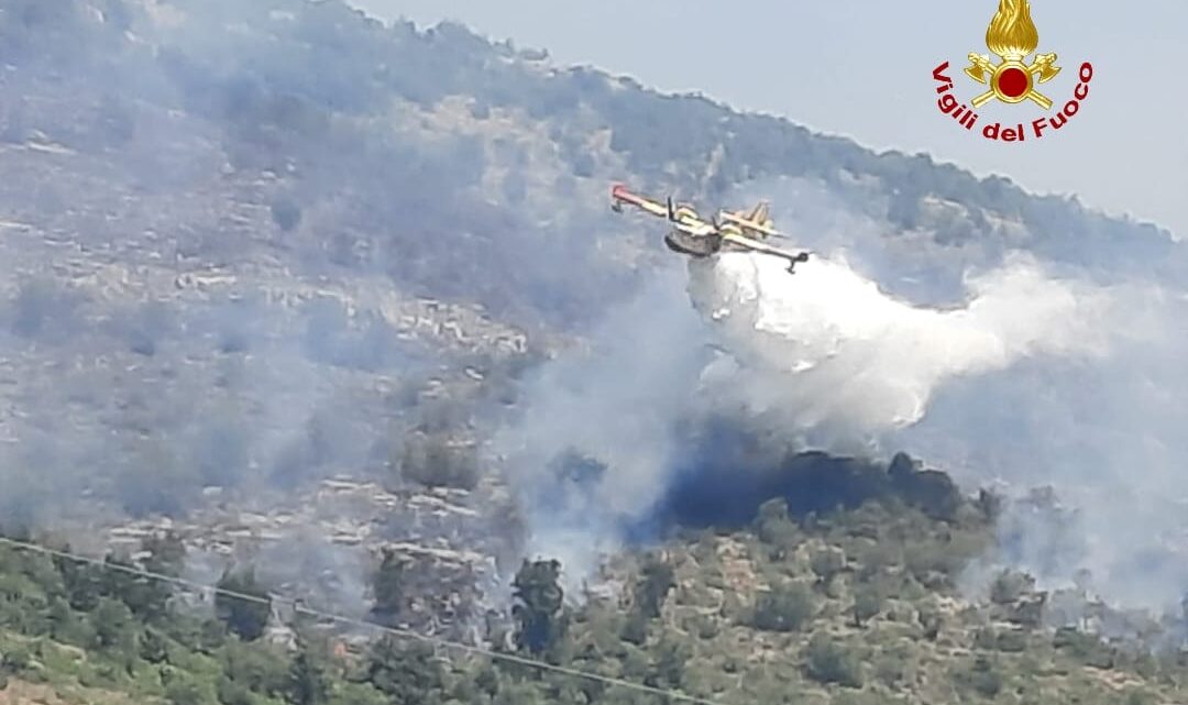 Incendi boschivi, canadair ed elicotteri in azione a Fondi, Itri e Lenola