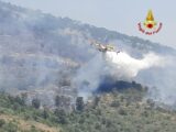 Incendi boschivi, canadair ed elicotteri in azione a Fondi, Itri e Lenola