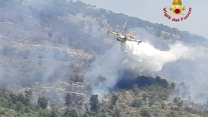 Incendi boschivi, canadair ed elicotteri in azione a Fondi, Itri e Lenola