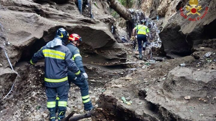 Frana a San Felice a Cancello, continua senza sosta la ricerca dei dispersi