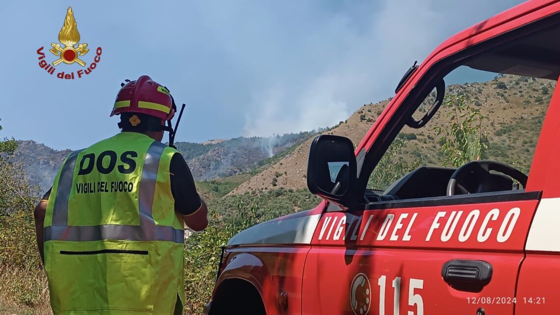 Brucia la montagna a Venafro, oltre 50 lanci di elicotteri e canadair non fermano il fuoco – video