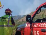 Brucia la montagna a Venafro, oltre 50 lanci di elicotteri e canadair non fermano il fuoco – video