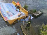 Cassino, incidente stradale, la vela pubblicitaria del camion finisce nel fiume. Illeso l’autista della vettura