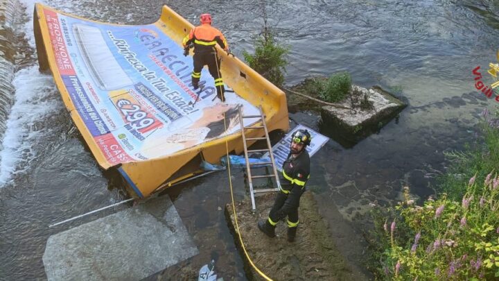 Cassino, incidente stradale, la vela pubblicitaria del camion finisce nel fiume. Illeso l’autista della vettura