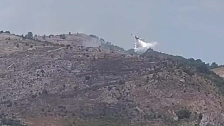 Brucia la montagna tra Alvito, Vicalvi e Posta Fibreno, mezzi aerei in azione