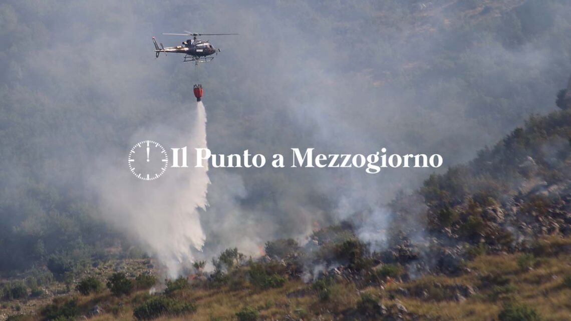 San Pietro Infine – Fiamme su monte Sammucro, elicottero della Regione Campania in azione