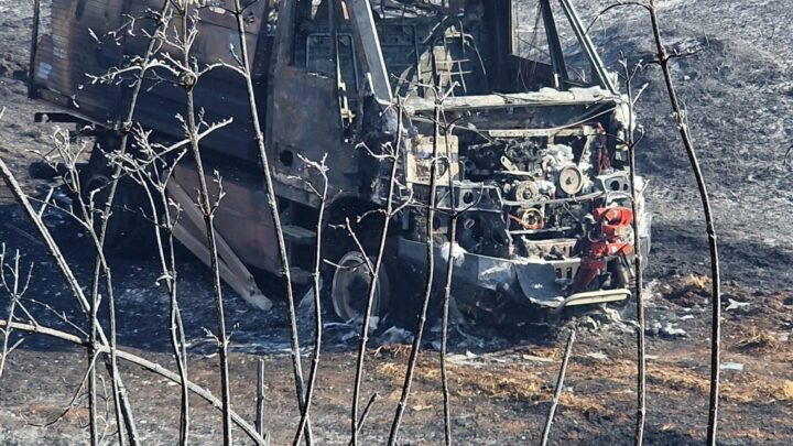 Accerchiati dalle fiamme a Roma, ustioni gravi per un pompiere e tre operatori di protezione civile. Distrutto un mezzo