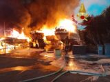 Devastante incendio a Fiumicino, barche e cantiere navale in fiamme