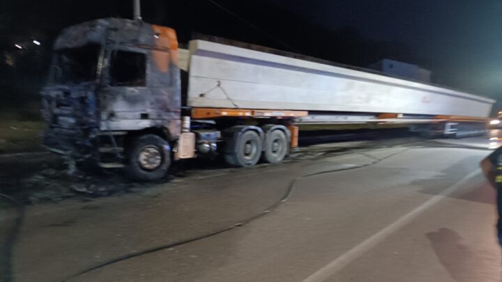 Incendio tir sulla superstrada Cassino Formia ferma trasporto eccezionale di una trave di 108 tonnellate