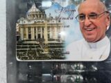 Il commercio illegale pronto al Giubileo e scommette sui volti di Papa Francesco e Giovanni Paolo II