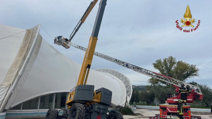 Tragedia del lavoro sfiorata a Pozzilli, operaio cade da cestello e resta sospeso a 20 metri