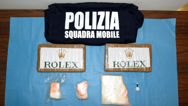 Tre chili di cocaina marcata “Rolex” e 48mila euro a Sabaudia, arrestato 33enne