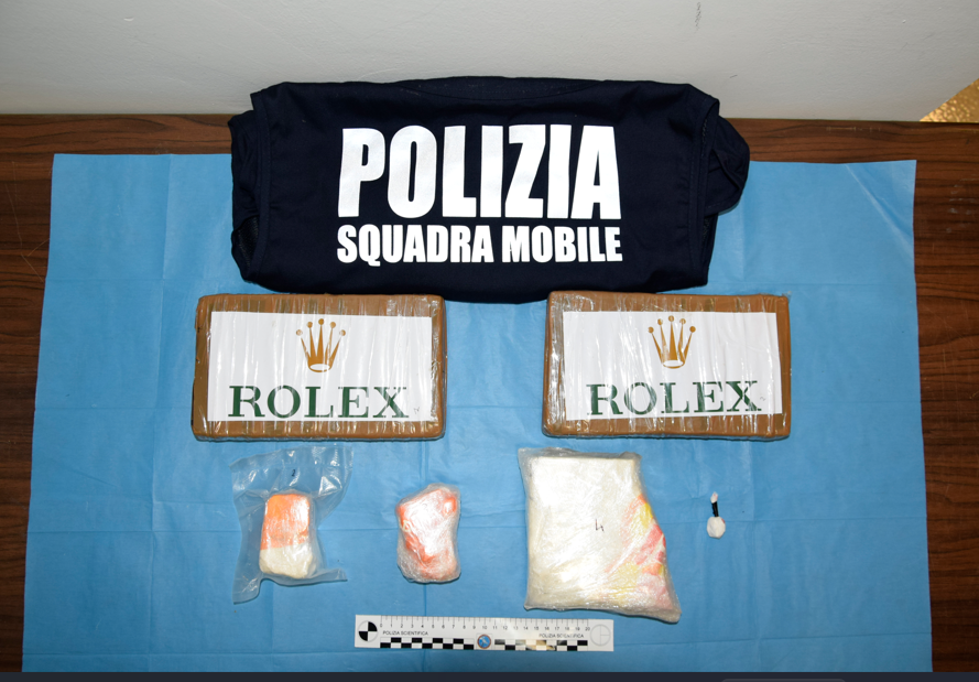 Tre chili di cocaina marcata “Rolex” e 48mila euro a Sabaudia, arrestato 33enne