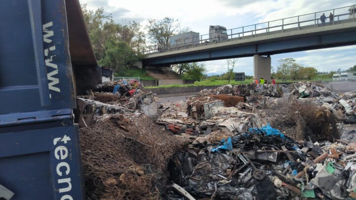 Camion ribaltato su A1 tra Cassino e Pontecorvo, strada inondata da rottami