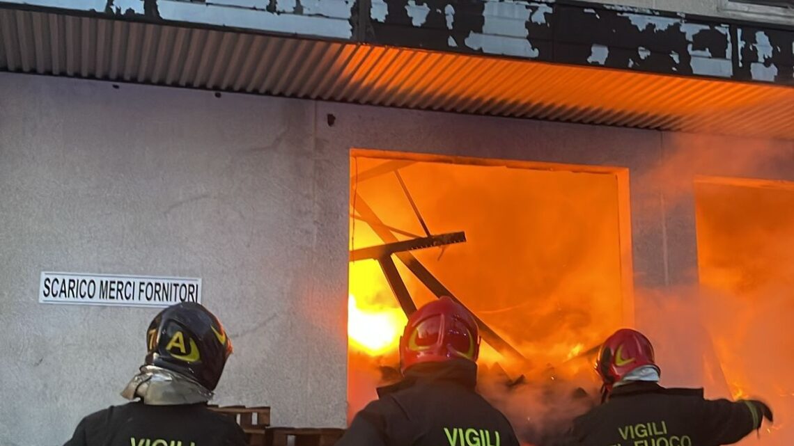 Vasto incendio in capannone per la produzione di caffè a Carinaro