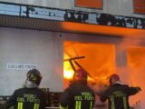 Vasto incendio in capannone per la produzione di caffè a Carinaro