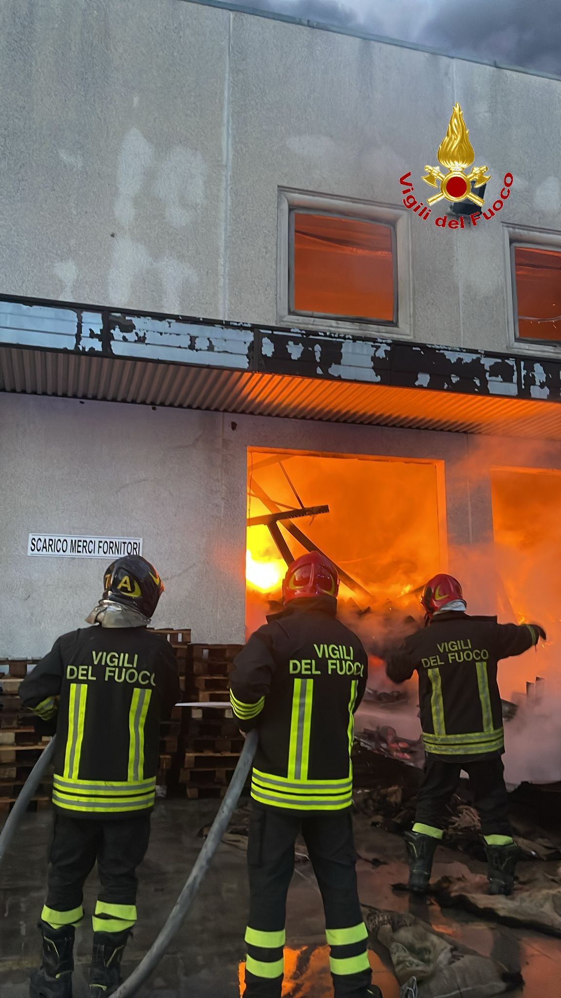 Vasto Incendio In Capannone Per La Produzione Di Caff A Carinaro