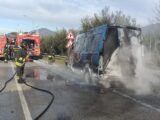 Furgone in fiamme sulla Casilina a Roccasecca, autista si salva per pochi secondi