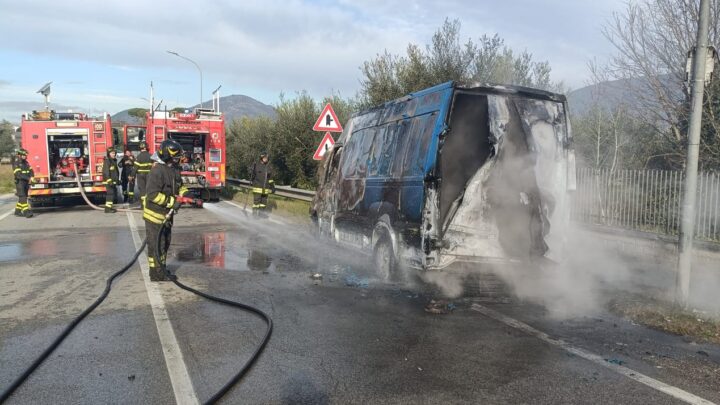 Furgone in fiamme sulla Casilina a Roccasecca, autista si salva per pochi secondi