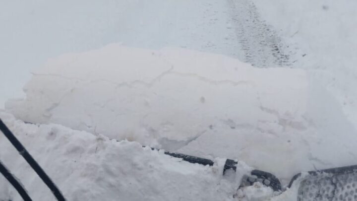 Bufera di neve in Molise, Vigili del Fuoco con il  gatto delle nevi soccorrono due anziani