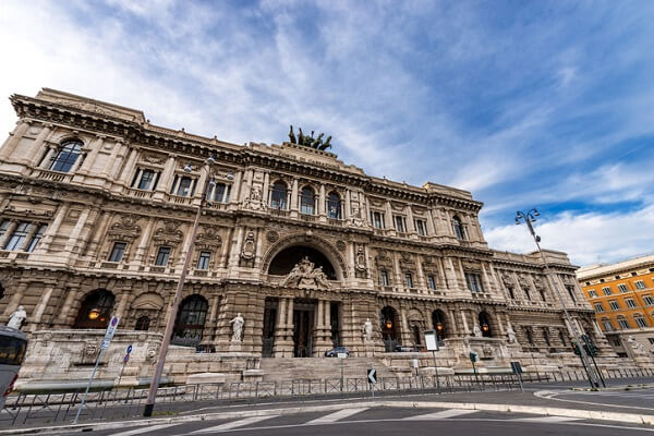 La Cassazione annulla la sentenza di condanna per abusi sessuali sull’amica della figlia ad un 60enne