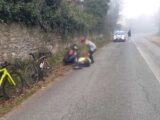 Ciclista cade sulla strada per Caira, soccorso dalla polizia locale e dai sanitari del 118