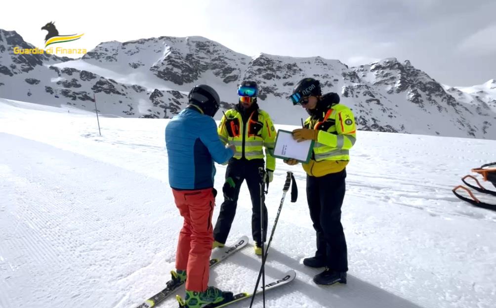 Sciava “sul nero” e percepiva anche reddito di cittadinanza, denunciato maestro di sci